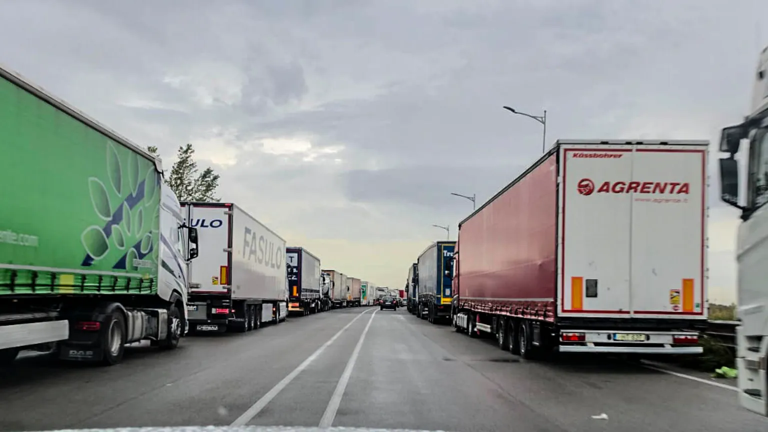Crotone, finisce il blocco dei Tir sulla Statale 106: autotrasportatori pronti a ripartire con la protesta