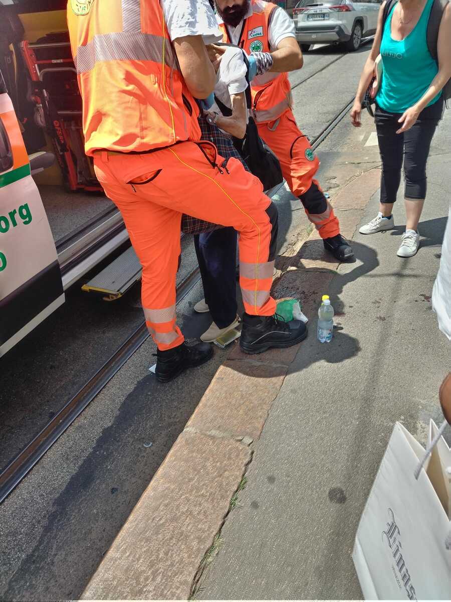 Inciampa sulle strisce pedonali: “Colpa della pavimentazione sconnessa”