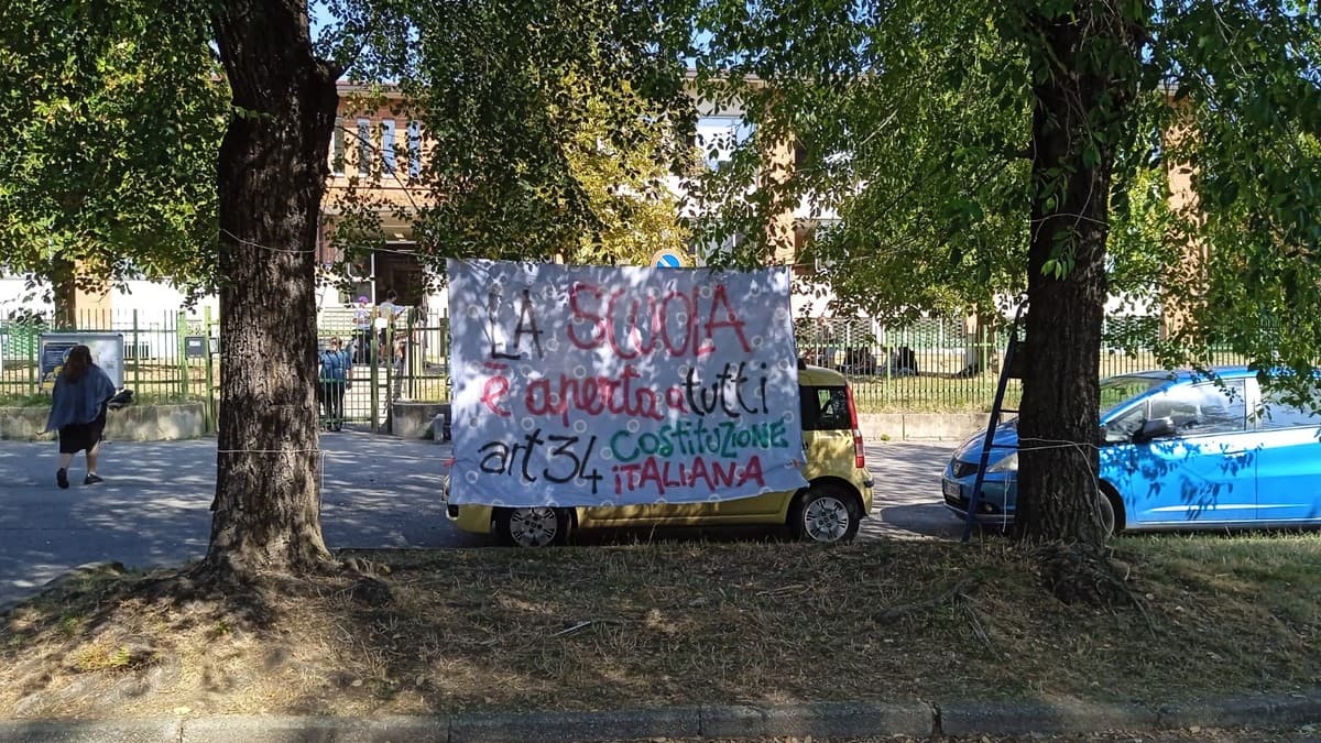 Striscione contro il decreto scuola al Pinerolo 3-4: rimosso e poi rimesso