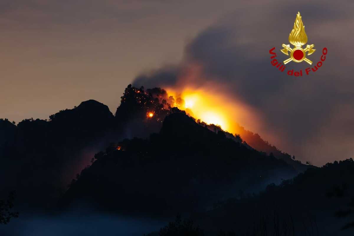 Dal Nord/Ovest, Cravagliana, proseguono le operazioni di spegnimento dell'incendio FOTO e VIDEO