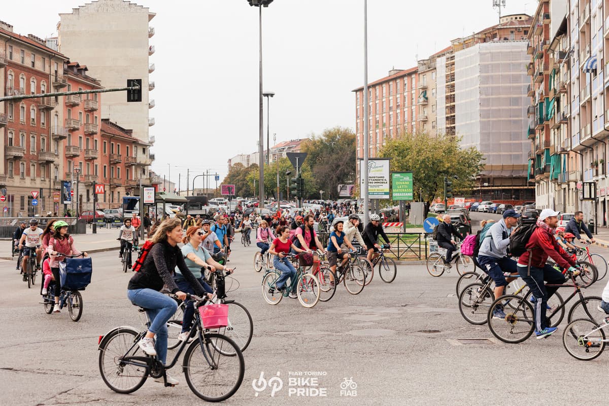Torna il Bike Pride a Torino: la 15ª edizione pedala per “Connessioni, più diritti meno confini”