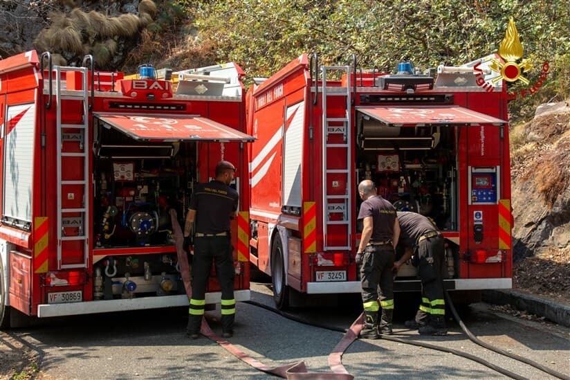 Incendio sul Monte Barone, 34 lanci dell’elicottero regionale: cinque le zone operative FOTO