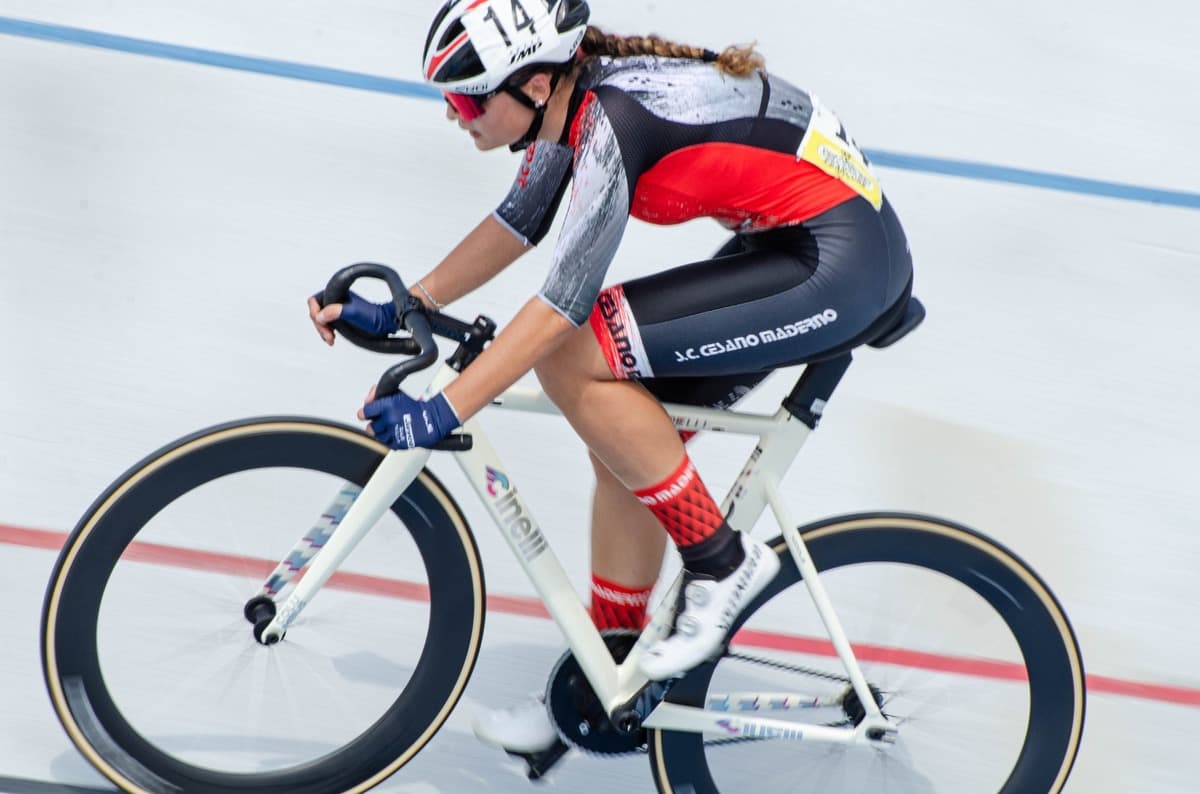 CICLISMO / Nicole Bracco è d'oro in pista e difende la maglia rosa anche sulle colline toscane
