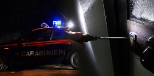 Tentano di entrare in casa ma scatta l’allarme, ladri in fuga a Cavaglià