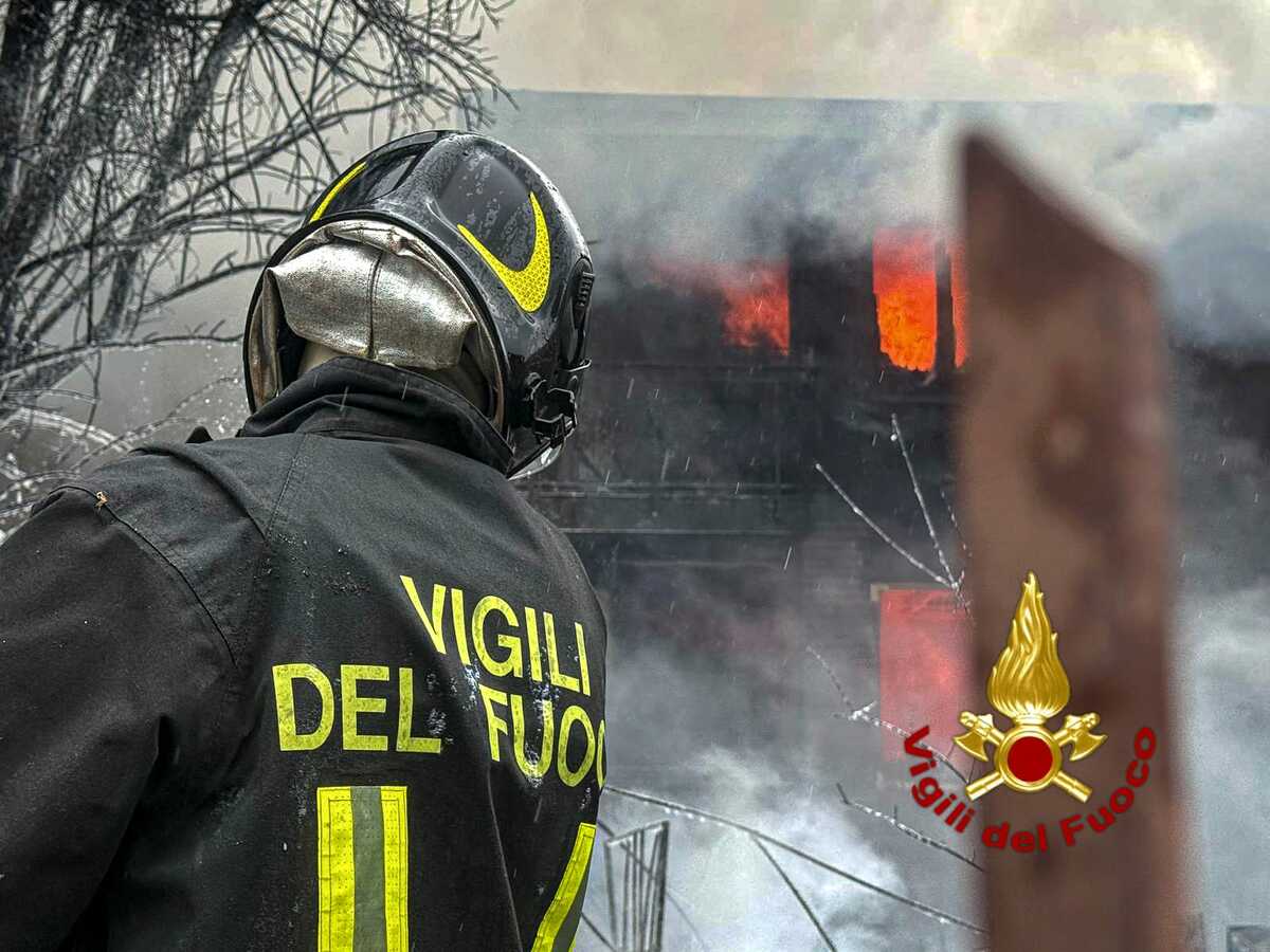 Incendio all'ultimo piano dello stabile, giovane rimane intossicato