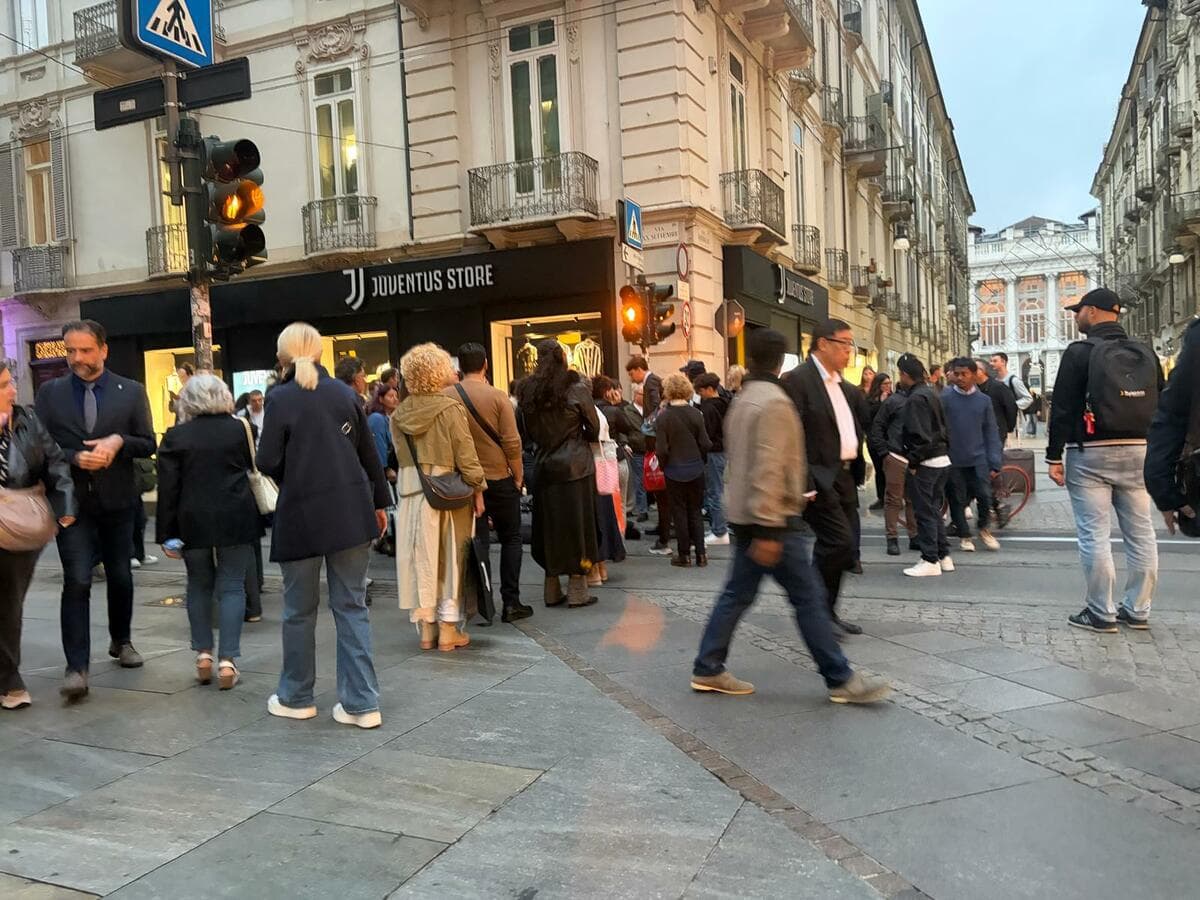 Si sdraia sui binari e blocca il tram: circolazione in tilt nel centro di Torino