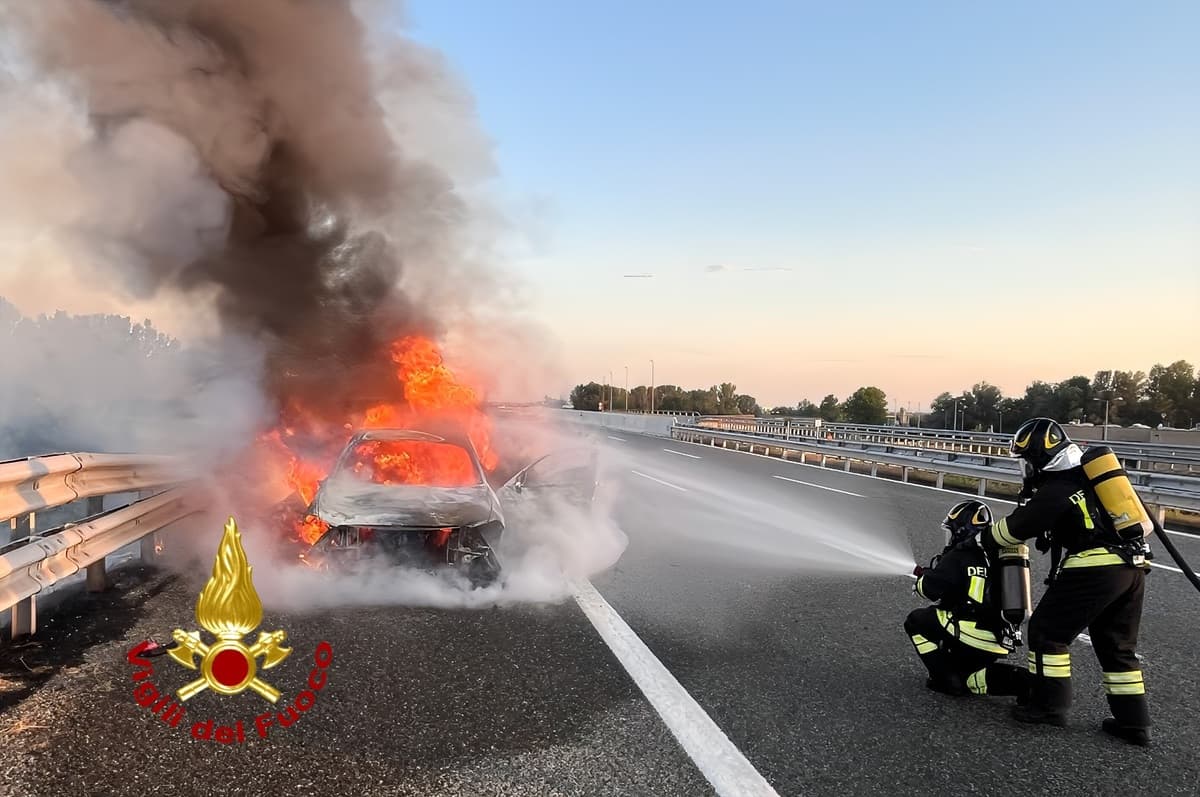 Dal Nord Ovest – Auto a fuoco sull’A26
