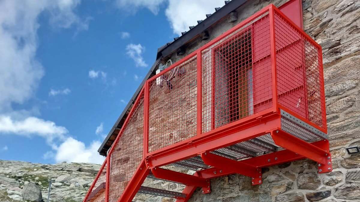 Rifugio Vaccarone più sicuro: nuova scala esterna e doppia via di esodo a 2747 metri