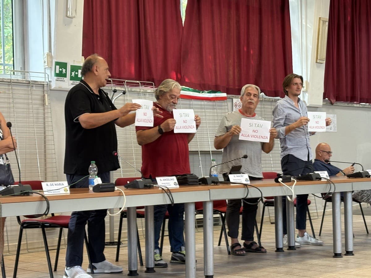 In Circoscrizione 2 la protesta di FdI e Lega: “Sì al Tav, no alla violenza”