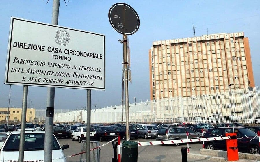 Caldo e sovraffollamento al carcere Lorusso e Cutugno: la denuncia del M5S dopo la visita al penitenziario