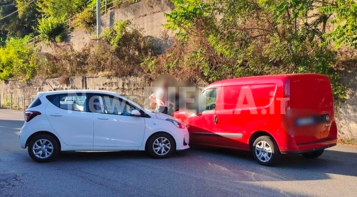Biella, scontro fra mezzi in via Corradino Sella, nessun ferito FOTO