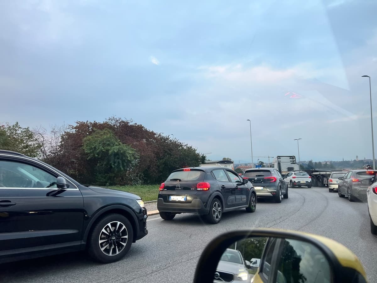 Scontro tra furgoncino e camion a Cuneo, traffico bloccato a Borgo San Giuseppe
