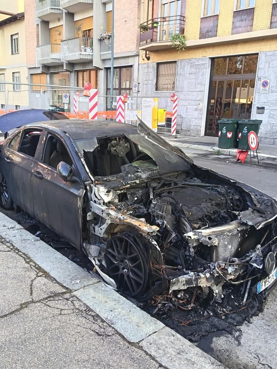 Paura in via Postumia, auto distrutta dalle fiamme a Pozzo Strada