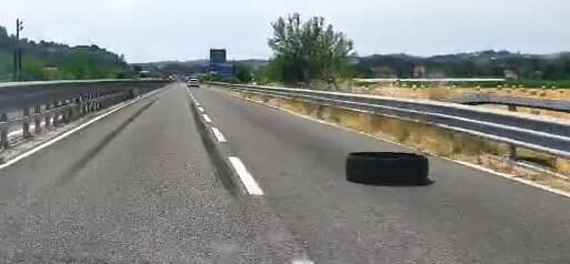 Cautela sulla tangenziale di Asti a causa di uno pneumatico sulla carreggiata