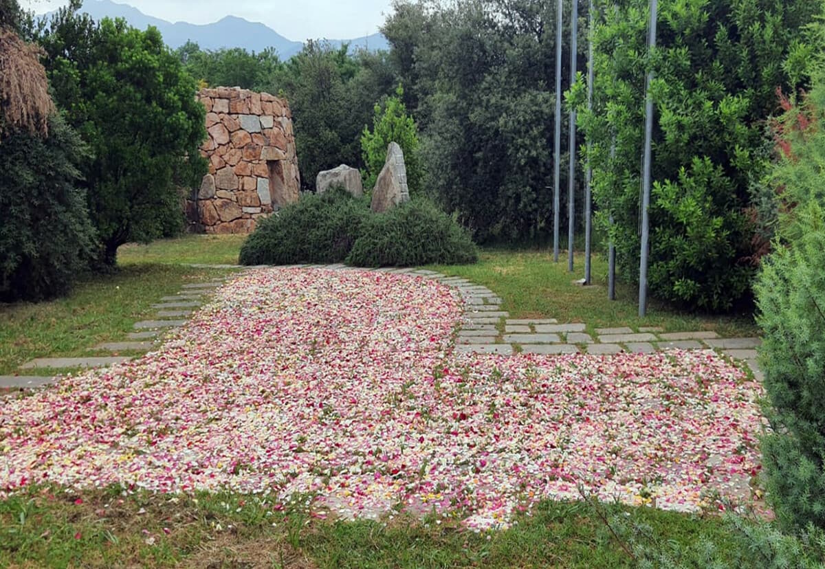 A Nuraghe Chervu sboccia il ricordo: petali, bandiere e memoria nel nome della Brigata “Sassari”