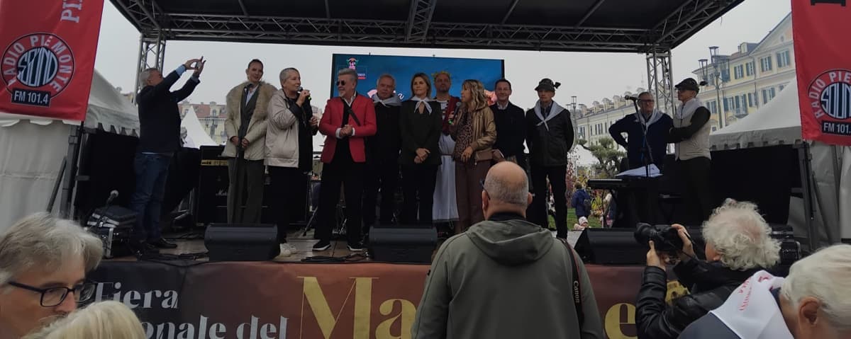 Cuneo: alla Fiera del Marrone torna l "Adunata Nazionale degli Uomini di Mondo", targa omaggio per Alviero Martini [FOTO]