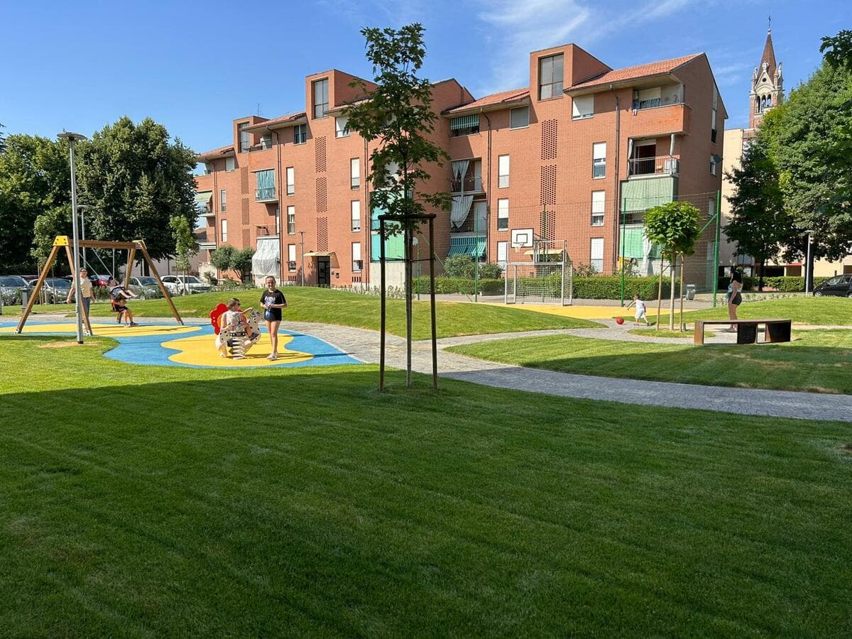 Alba: inaugurata la rinnovata area verde di corso Piave 85, un nuovo spazio pubblico per il quartiere [FOTO]