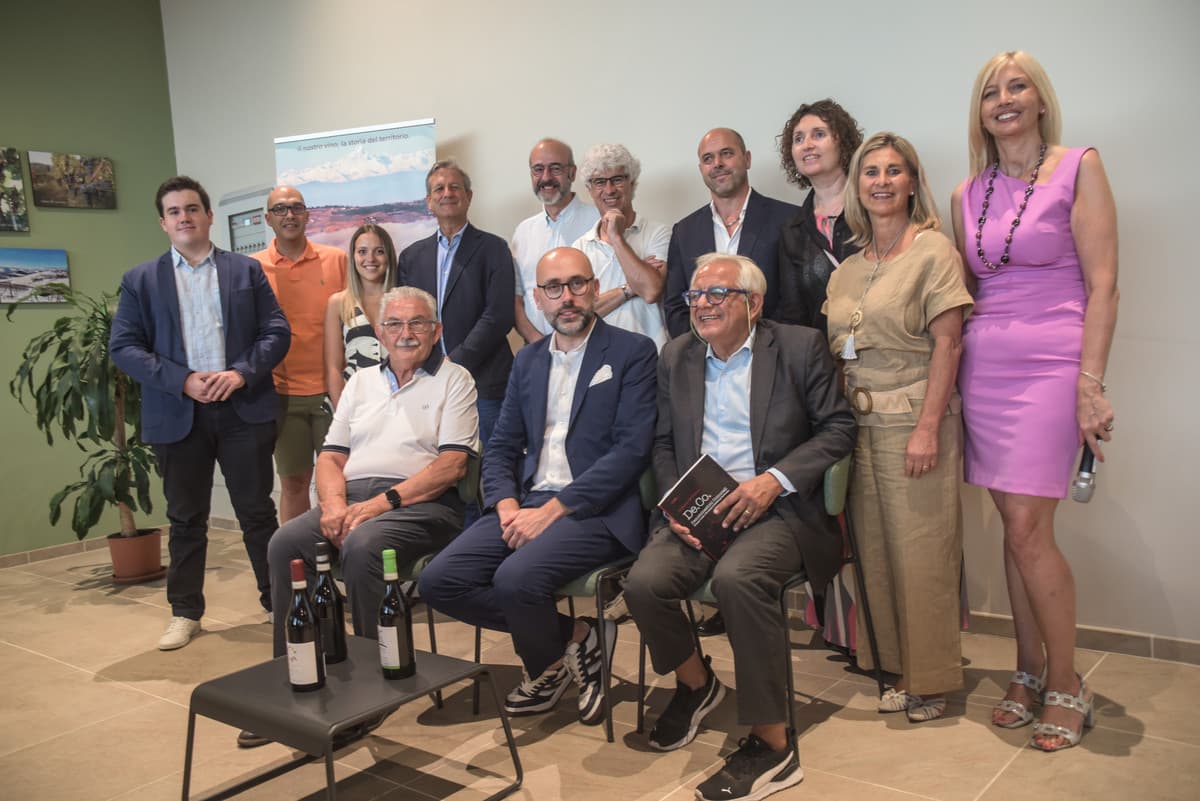 A Castiglione Falletto successo per "L’uomo è nato per festeggiare la vita” omaggio a Luigi Veronelli
