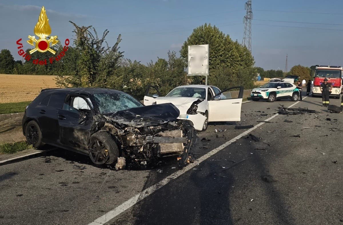 Incidente tra 3 auto a Vercelli, estratta una persona dalle lamiere: ci sono dei feriti