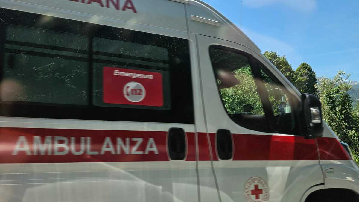 Perde il controllo dell’auto e si schianta una mini pala all’opera di un cantiere a Boves