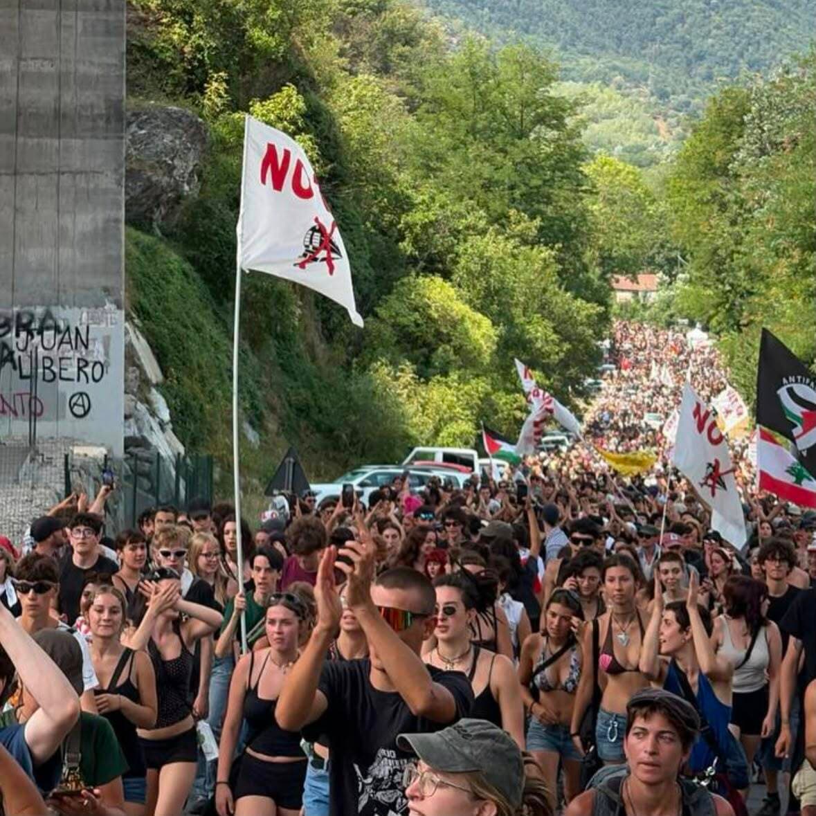 Dal nord ovest: Alta tensione in Val di Susa, in 20mila alla marcia No Tav contro i "cantieri della devastazione"