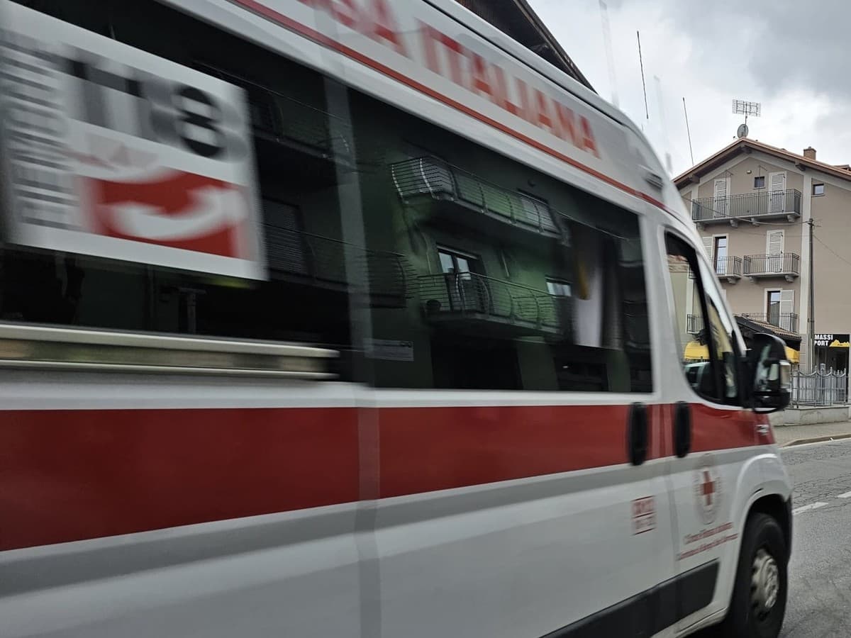 Dramma a Mondovì: donna di 65 anni investita da un pulmino in via Torino, morta in ospedale