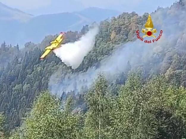 Incendio Monte Barone, nuovo fronte a Cime Bors: intervengono due Canadair
