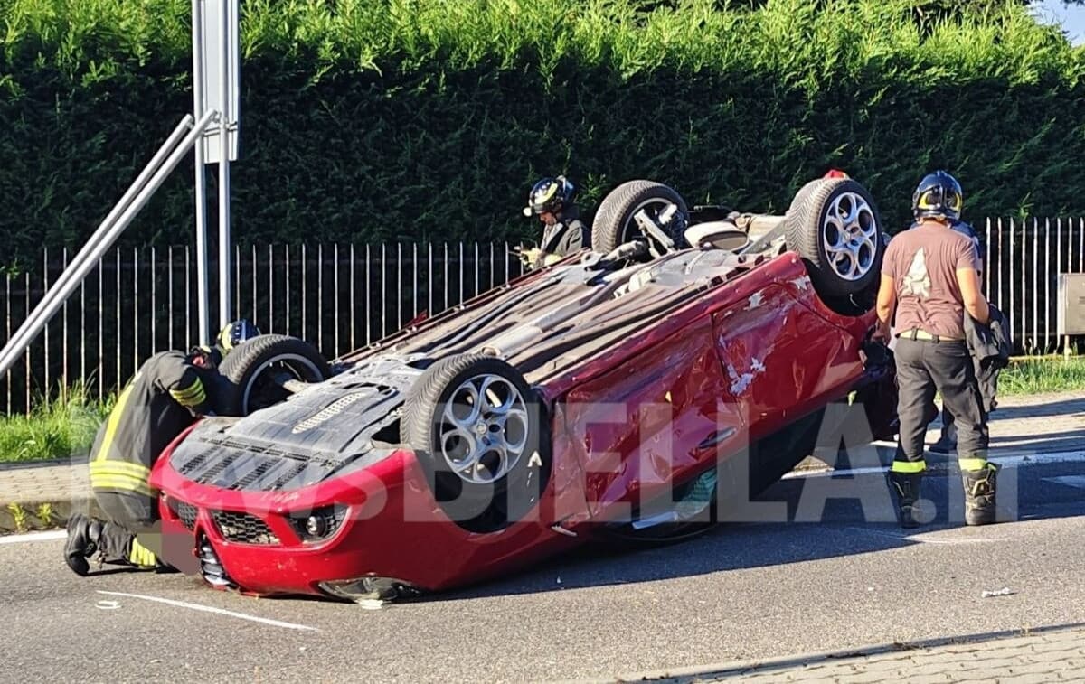 Violento scontro alla “solita” rotonda di Valdengo, c’è un’auto ribaltata FOTO