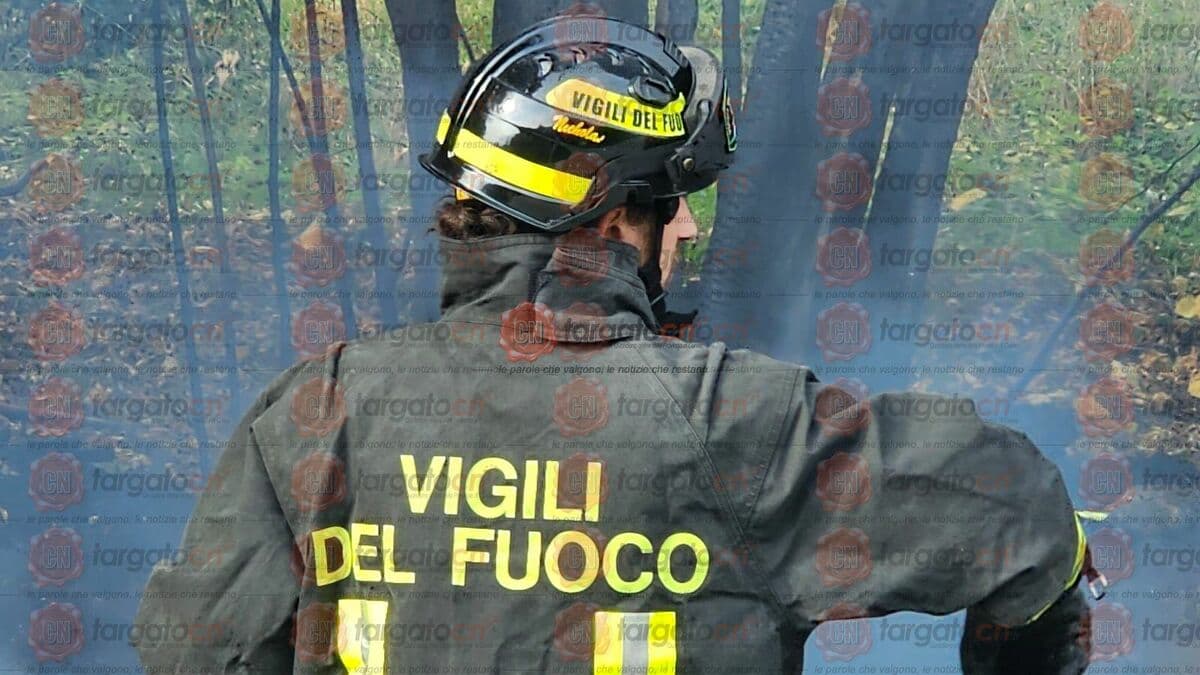 Novello, incendio sterpaglie in un versante del bosco: al lavoro i vigili del fuoco