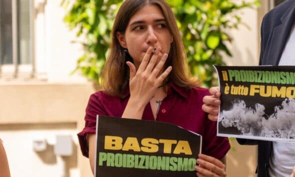 Radicali fumano cannabis nel Comune di Torino: protesta a Palazzo Civico sulla sicurezza