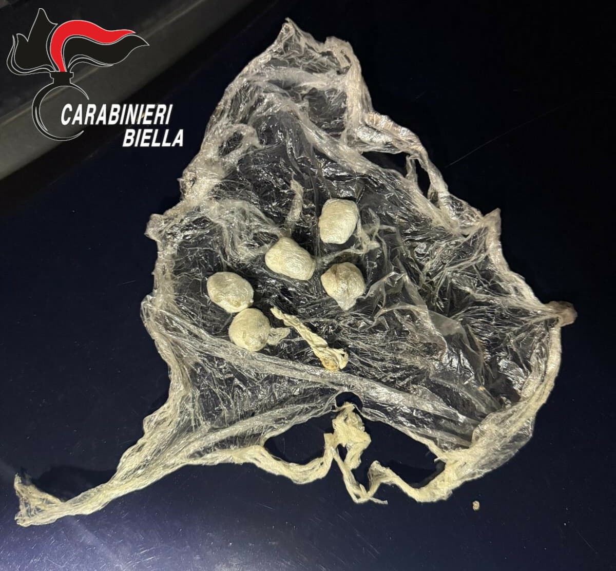 Biella, nasconde droga in bocca durante un controllo e tenta la fuga: denunciato 39enne