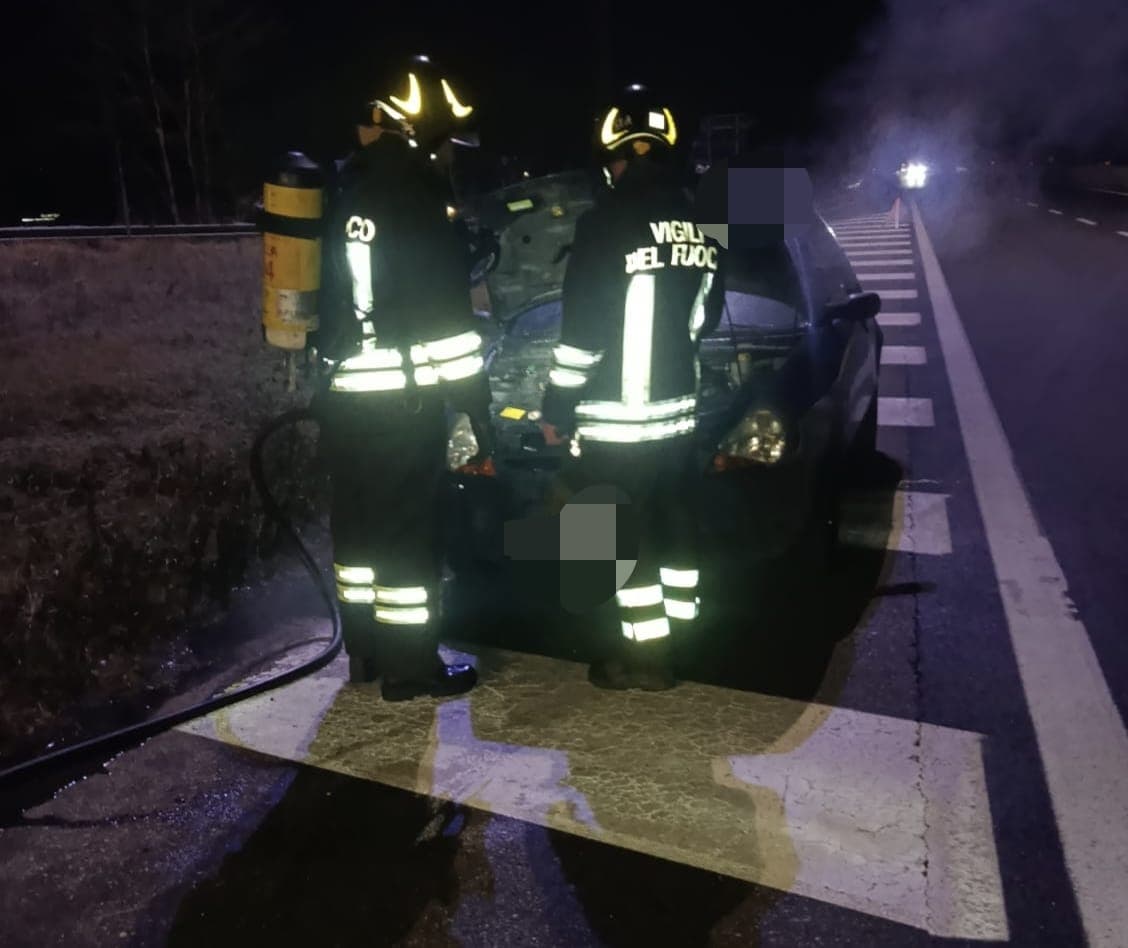 Cossato, auto in avaria all'uscita della Super: fumo dal motore, i Vigili del Fuoco evitano il peggio FOTO 
