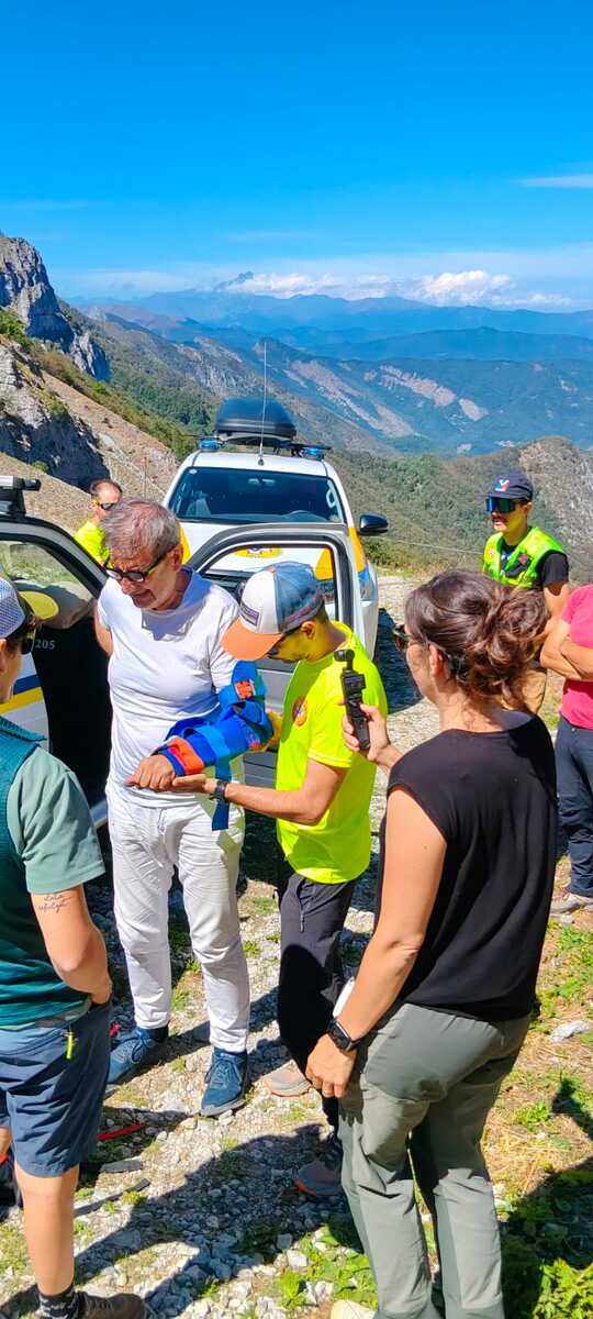 Roaschia, cade e si infortuna un braccio: recuperato e portato a valle [VIDEO]