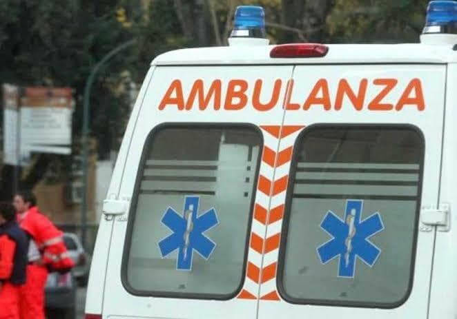 Giovane investita da un autobus in via San Donato: è grave