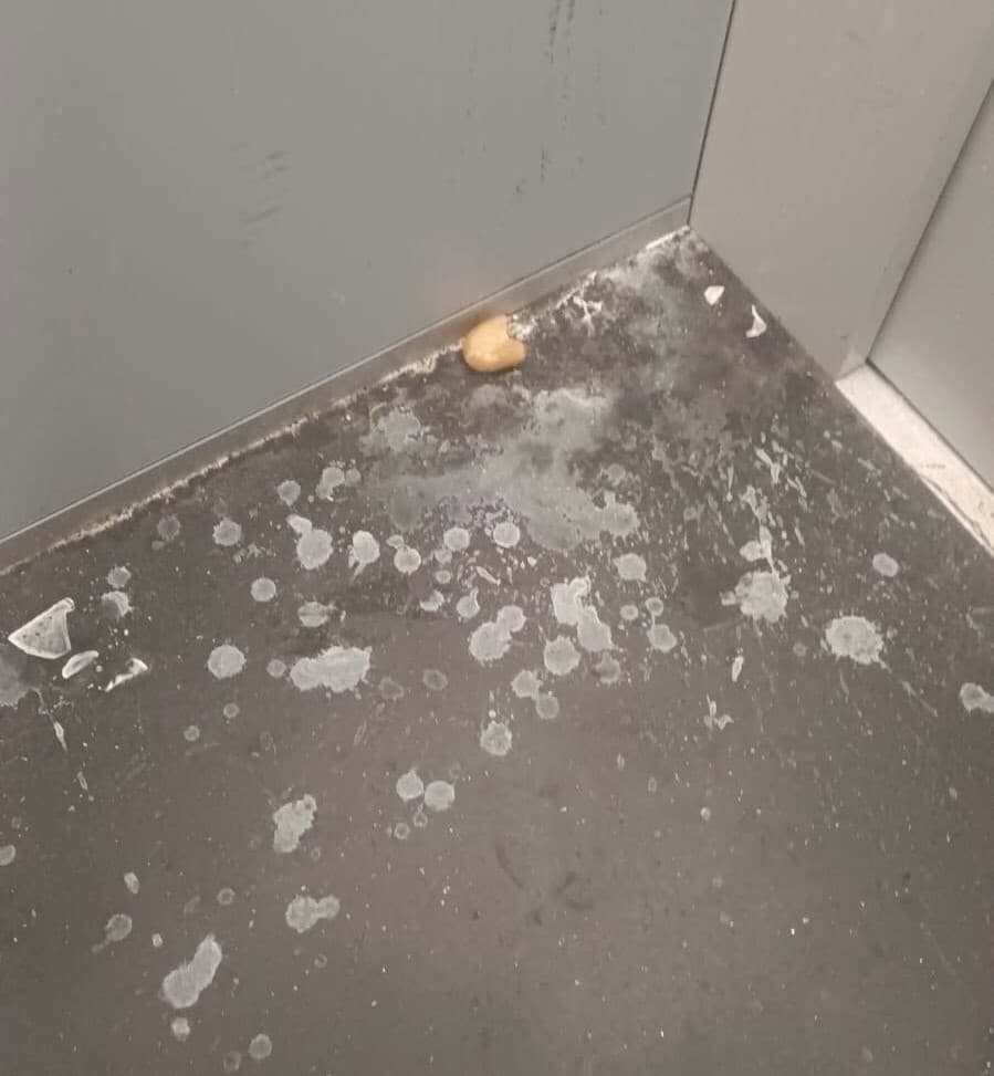 Moncalieri, incivili vandalizzano l'ascensore della passerella di corso Trieste