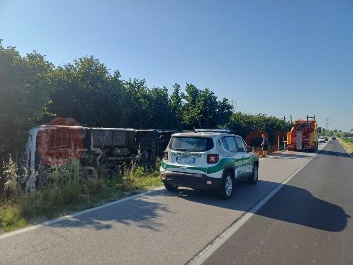 Cherasco, la strada provinciale 661 temporaneamente chiusa per il recupero di un autoarticolato finito fuori strada