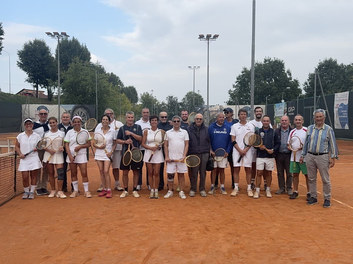 Borgo San Dalmazzo, il Tennis Comunale Pedona ricorda il segretario Romeo Frizzi giocando con racchette di legno