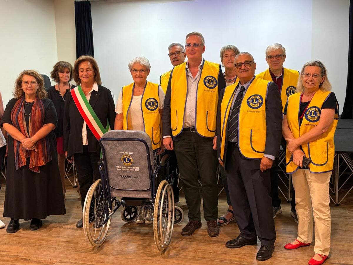 Un ausilio per chi ha più bisogno, il Lions Club dona una carrozzina al Comune di Pino Torinese