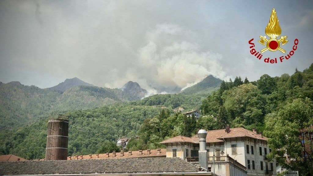 Incendio Monte Barone, 30 lanci dell’elicottero: il fronte avanza nella pineta 