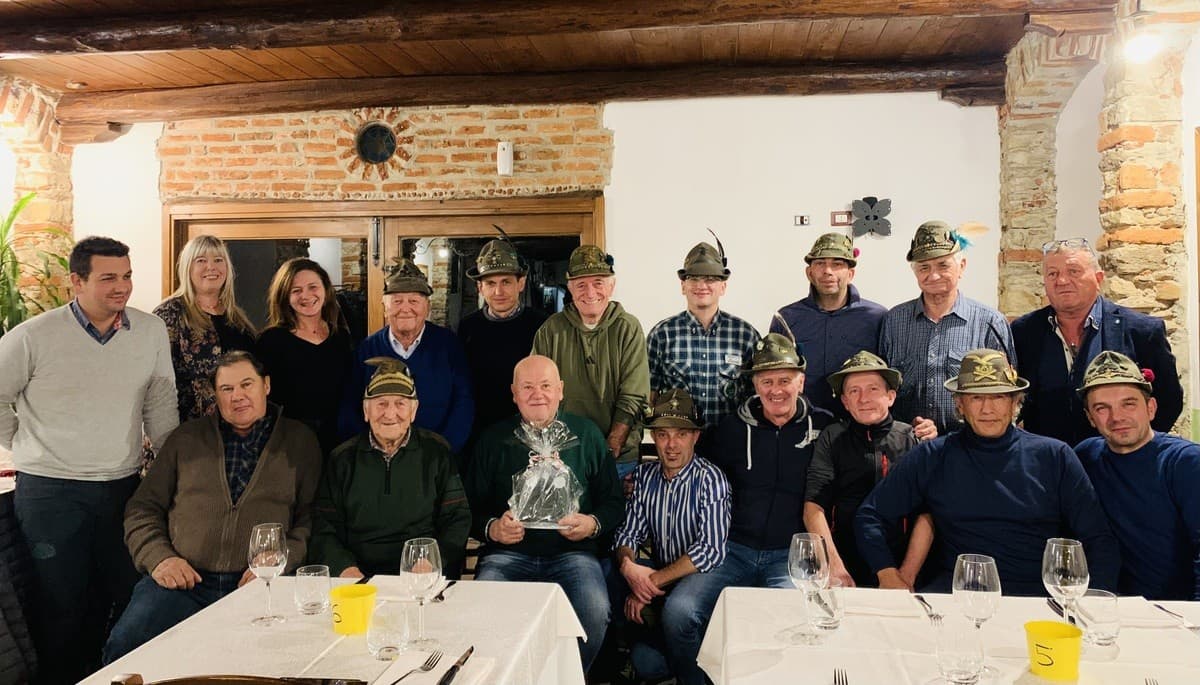 Gli Alpini di Envie e della frazione Occa omaggiano il sindaco Roberto Mellano