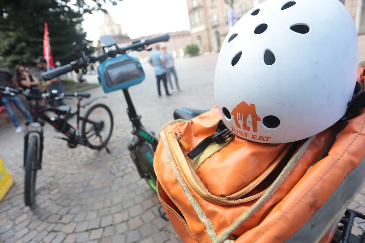 A Torino rider al lavoro sotto il sole, sindacati sulle barricate contro Glovo e Deliveroo