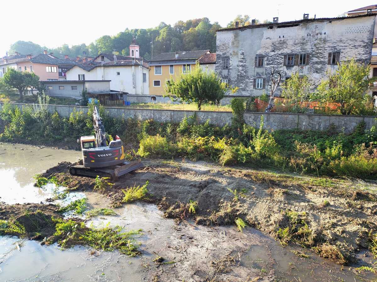 Ceva, pulito il torrente Cevetta: lavori su 700 metri di alveo