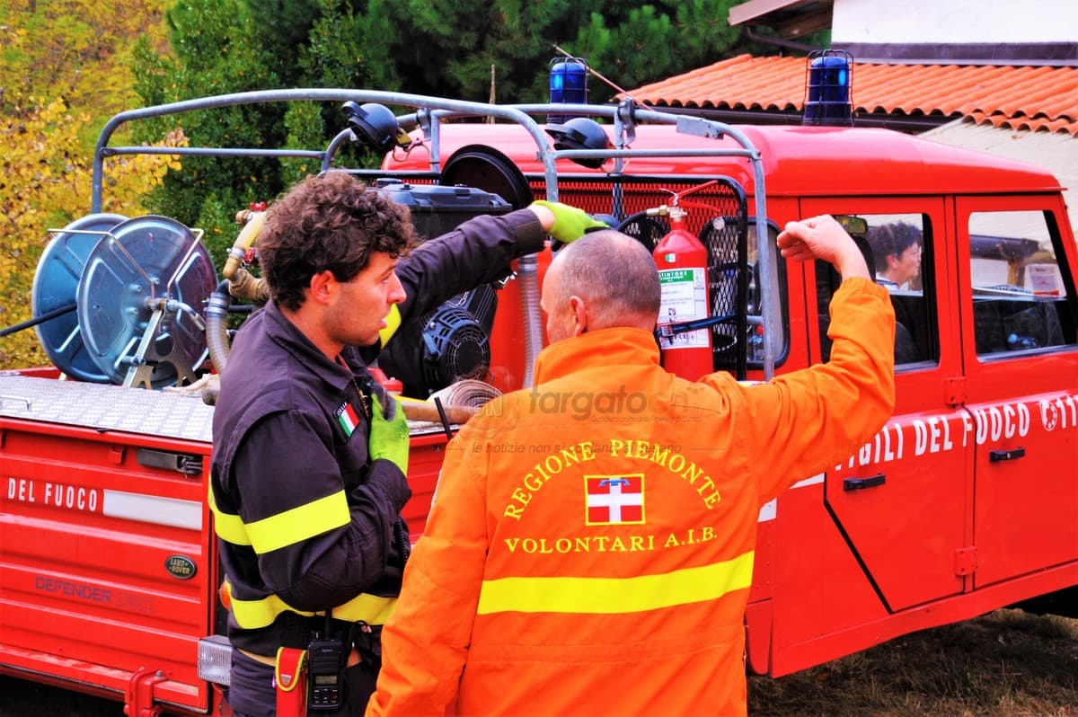 Cherasco, fiamme sotto la tettoia di un'abitazione: intervengono Vigili del Fuoco e AIB