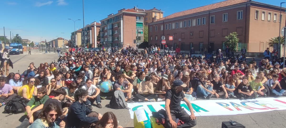 Caldo torrido, anche a Torino i Fridays for Future scendono in piazza per lo sciopero per il clima