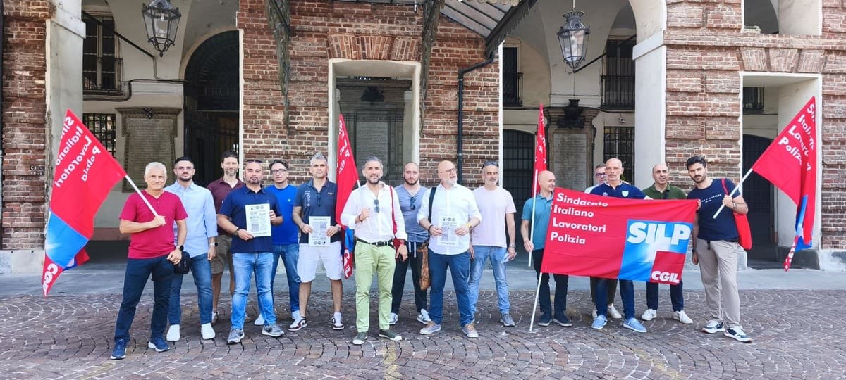 Contratti bassi e carenze di organico: anche i poliziotti scendono in piazza