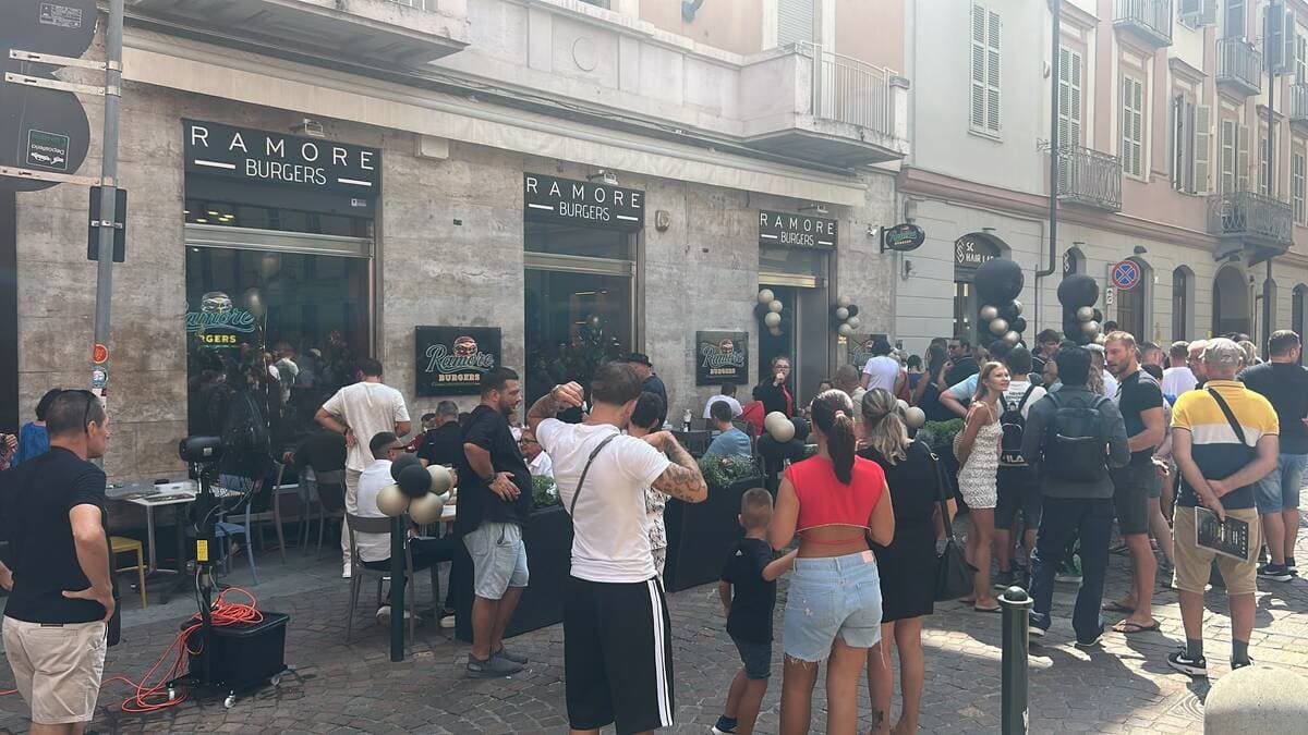 Tutti in coda per la nuova hamburgeria in via Rattazzi: la sfida tra locali street food conquista un intero isolato 