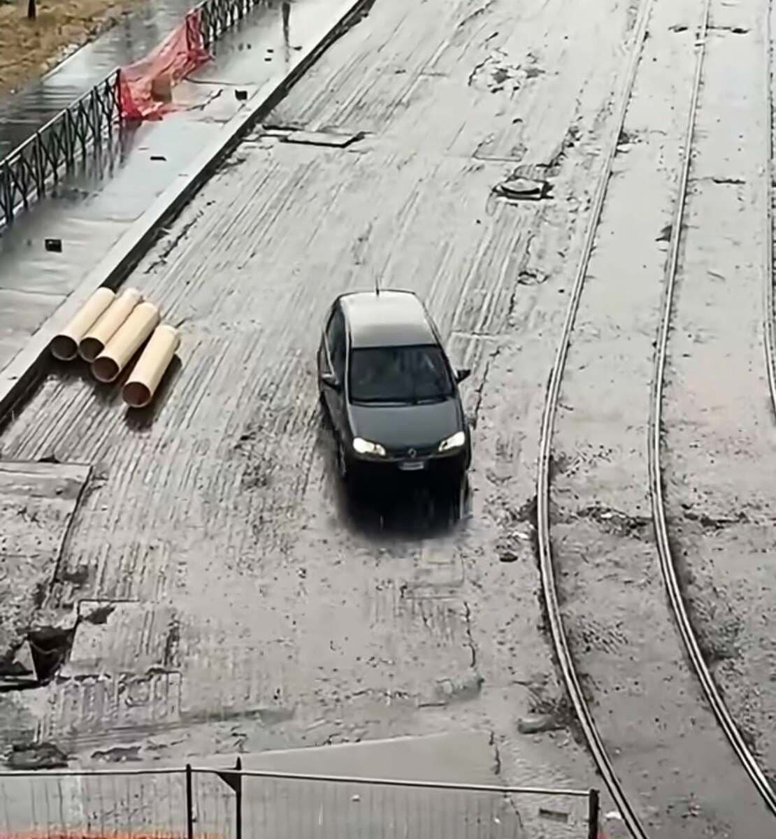 L'auto “ignora” il cantiere di piazza Baldissera e attraversa l’area dei lavori