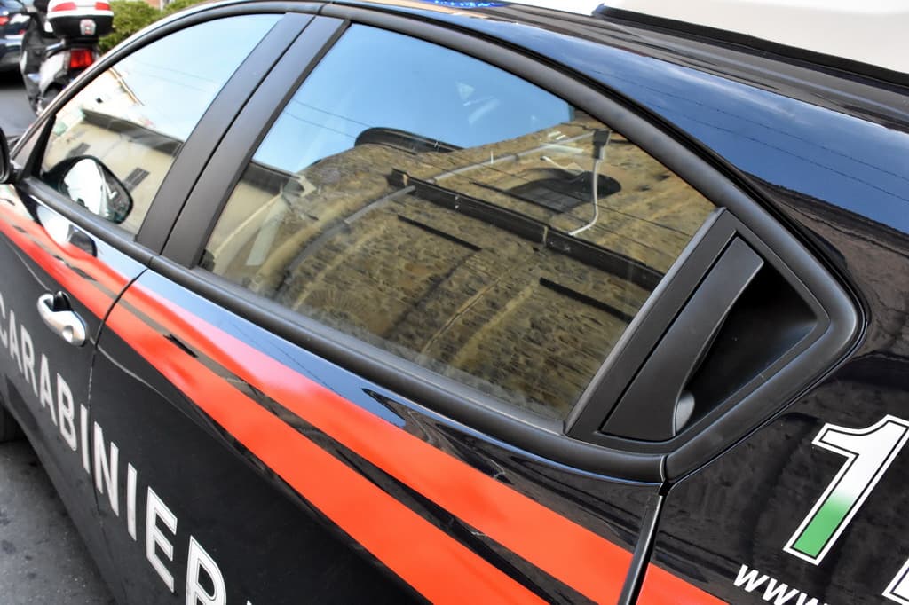 Medita di buttarsi dal terzo piano, ma viene salvato dai carabinieri di Moncalieri