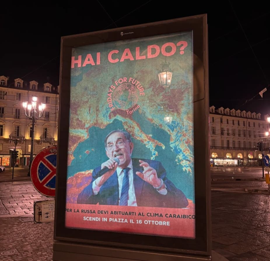 Caro benzina, manifesti a Torino dei Fridays contro Meloni: "Investe miliardi in combustibili costosi"