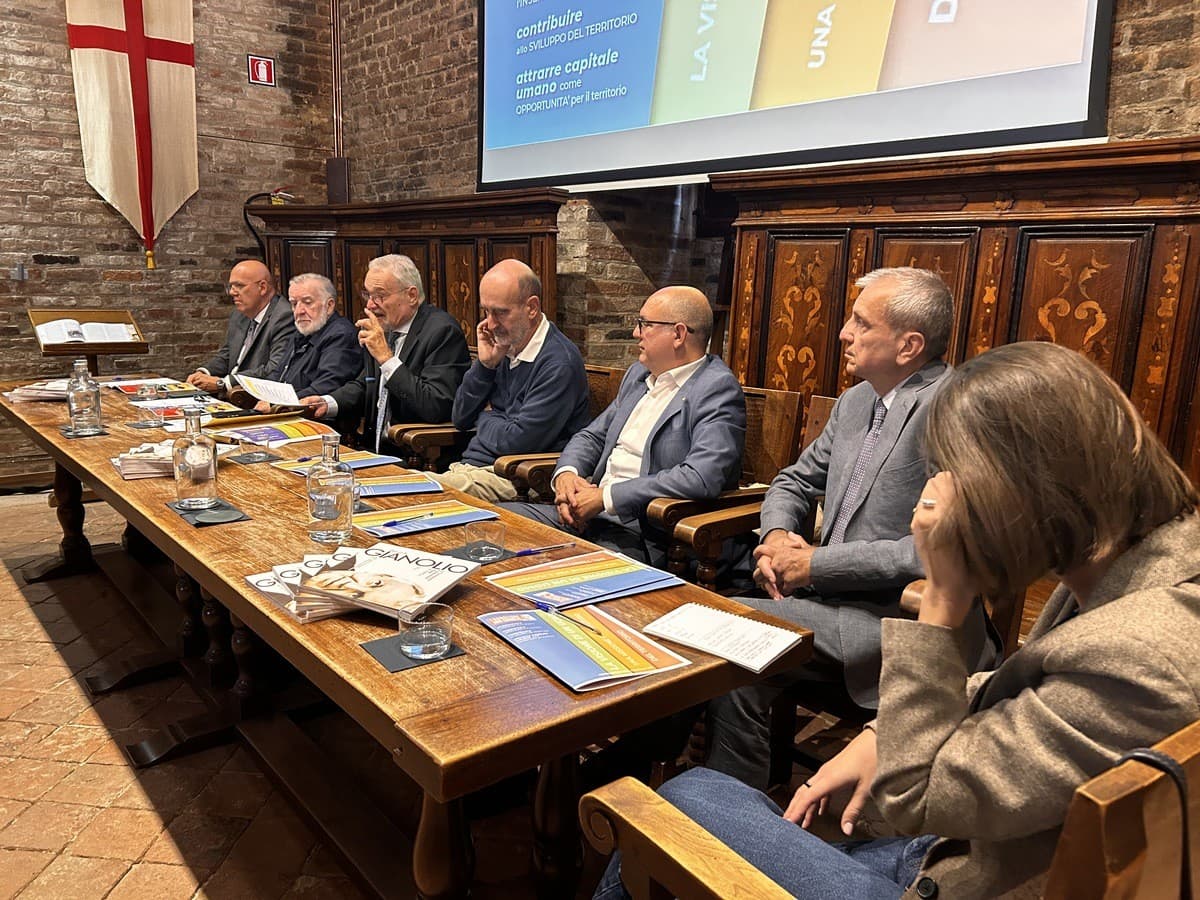 Langhe e Roero a secco di manodopera, la Fondazione Don Gianolio chiama a raccolta le imprese: "Dobbiamo saper accogliere chi arriva qui per lavorare"